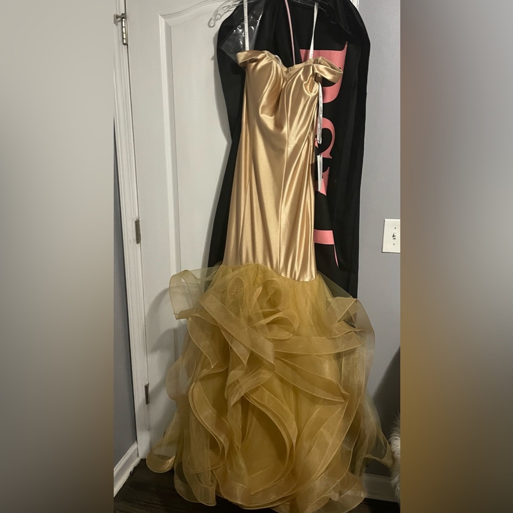 RSVP PROM DRESS - Picture 2 of 2